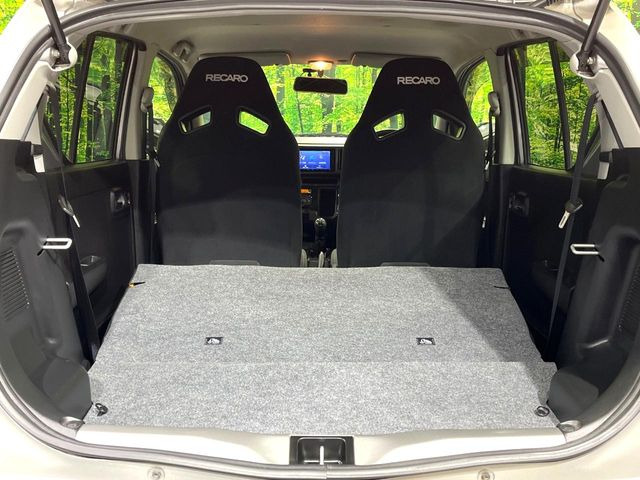 普段のお買い物や通勤、送迎等に十分な荷室スペースを確保しております。セカンドシートを倒すと、大きな荷物の積載も可能です♪