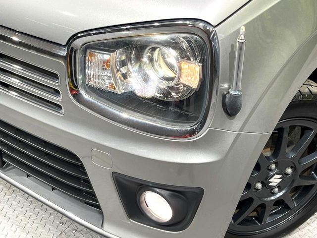 【HIDヘッドライト】非常に明るく前方を照らしてくれるので、悪天候や夜間の走行時も視界良好で安心してお乗りいただけます。