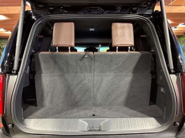 ���i�̂���������ʋ΁A���}���ɏ\���ȉ׎��X�y�[�X���m�ۂ��Ă���܂��B�Z�J���h�V�[�g��|���ƁA�傫�ȉו��̐ύڂ��\�ł���