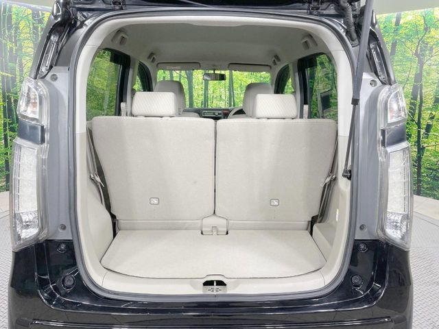 ���i�̂���������ʋ΁A���}���ɏ\���ȉ׎��X�y�[�X���m�ۂ��Ă���܂��B�Z�J���h�V�[�g��|���ƁA�傫�ȉו��̐ύڂ��\�ł���