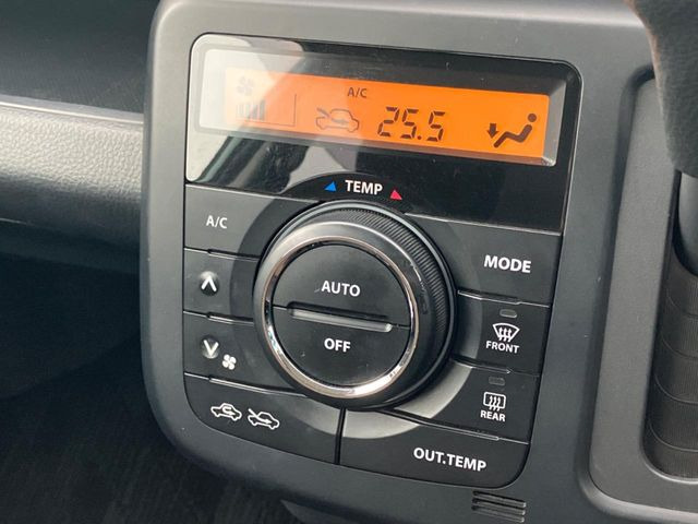 【オートエアコン】一度お好みの温度に設定すれば、車内の温度を検知し風量や温度を自動で調整。暑い&hellip;寒い&hellip;と何度もスイッチ操作をする必要はありません。快適な車内空間には必須の機能ですね♪