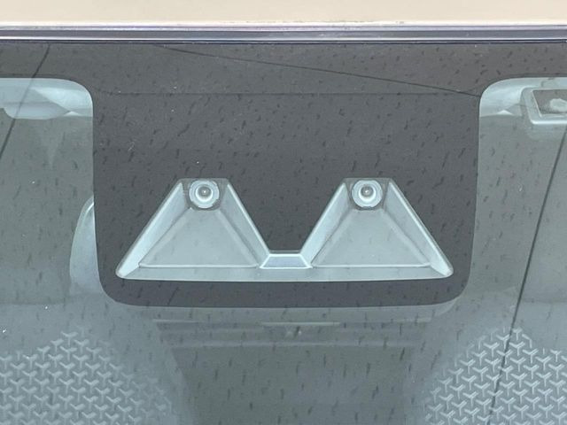 【スマートアシスト】走行中に前方の車両等を認識し、衝突しそうな時は警報とブレーキで衝突回避と被害軽減をアシスト。より安全にドライブをお楽しみいただけます。