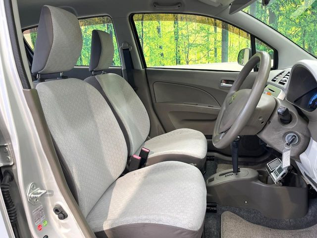 後部座席も気になるようなキズ・汚れやへたり等、大きなダメージはなく、良好な状態です。