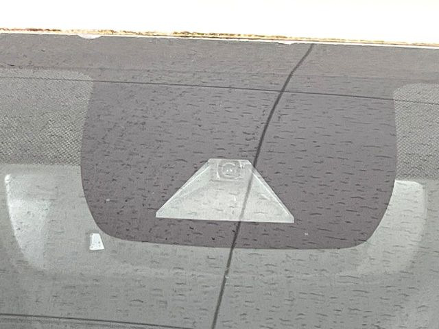 【トヨタセーフティセンス】走行中に前方の車両等を認識し、衝突しそうな時は警報とブレーキで衝突回避と被害軽減をアシスト。より安全にドライブをお楽しみいただけます。