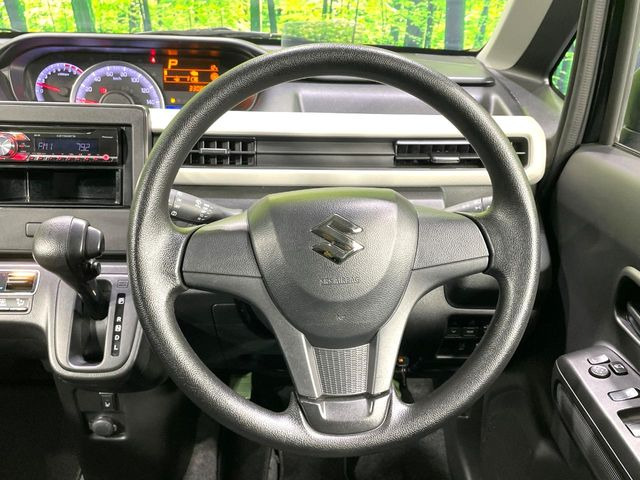 �C���e���A�ɍ��킹���f�U�C���̃X�e�A�����O�́A�^�]�������̂��Ƃ��l���A�^�]���₷���`��A�傫���ł��B�����x�A���ۂɐG���Ă��m���߂��������B