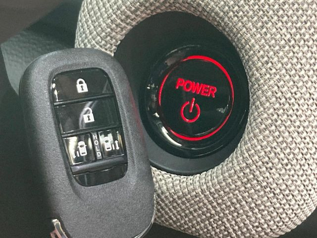 �yHonda�X�}�[�g�L�[�z�J�o����|�P�b�g�ɓ��ꂽ�܂܂ł��h�A�̎{���E�������\�ȃX�}�[�g�L�[�𑕔��B�G���W���̃I���E�I�t�����J�M�����o���K�v����������Ƃ��Ă��֗��ł���