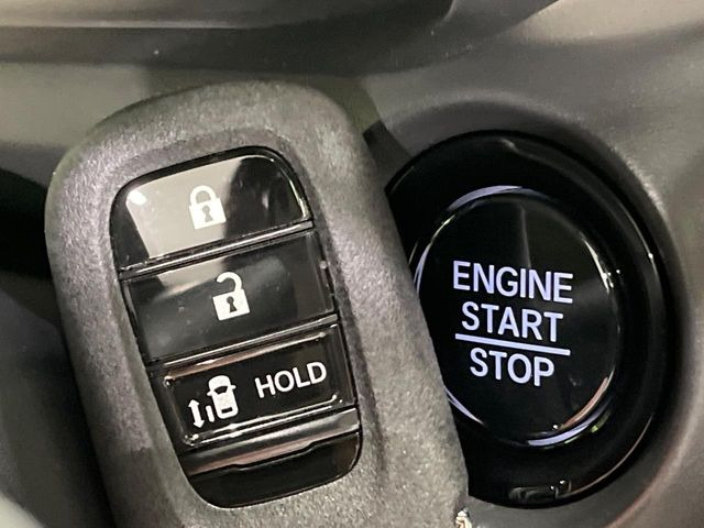 �yHonda�X�}�[�g�L�[�z�J�o����|�P�b�g�ɓ��ꂽ�܂܂ł��h�A�̎{���E�������\�ȃX�}�[�g�L�[�𑕔��B�G���W���̃I���E�I�t�����J�M�����o���K�v����������Ƃ��Ă��֗��ł���