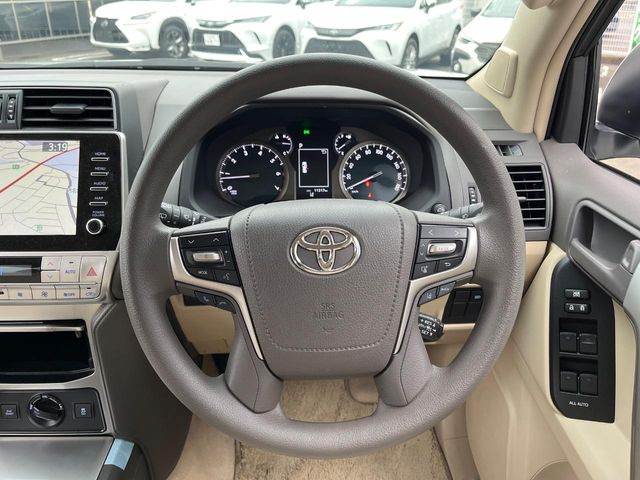 �C���e���A�ɍ��킹���f�U�C���̃X�e�A�����O�́A�^�]�������̂��Ƃ��l���A�^�]���₷���`��A�傫���ł��B�����x�A���ۂɐG���Ă��m���߂��������B