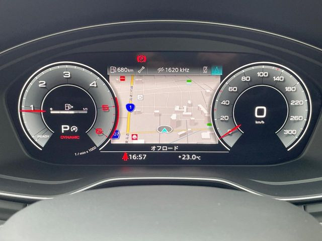 ���o�[�`�����R�b�N�s�b�g:�S�̂��t���p�l���ƂȂ��Ă����i�I�ȃ��[�^�[�p�l���B�ʏ�̃X�s�[�h���[�^�[�Ƃ��Ă̋@�\�͂������A�i�r�E�I�[�f�B�I�@�\�̊m�F�E������ł��A�^�]�ɏW�����₷���Ȃ��Ă���܂��B