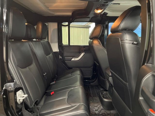 ●後部座席も気になるようなキズ・汚れやへたり等、大きなダメージはなく、良好な状態です。