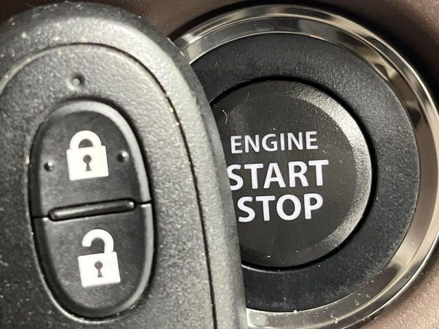 【キーレススタートシステム】カバンやポケットに入れたままでもドアの施錠・解錠が可能なスマートキーを装備。エンジンのオン・オフ時もカギを取り出す必要が無いからとっても便利です♪