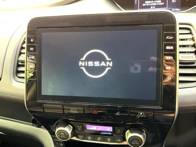 【大画面ナビ】人気の大型ナビを装備。存在感のある大画面はインパクト大!ナビ利用時のマップ表示は見やすく、テレビやDVDは臨場感がアップ!いつものドライブがグッと楽しくなります♪