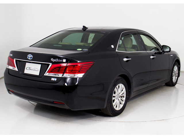 個性的なリアビューで御座います。精悍な佇まいは高級車ならではです。