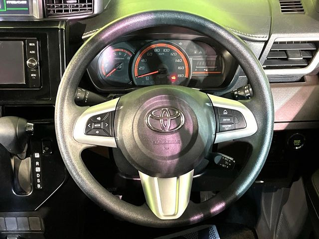 �C���e���A�ɍ��킹���f�U�C���̃X�e�A�����O�́A�^�]�������̂��Ƃ��l���A�^�]���₷���`��A�傫���ł��B�����x�A���ۂɐG���Ă��m���߂��������B
