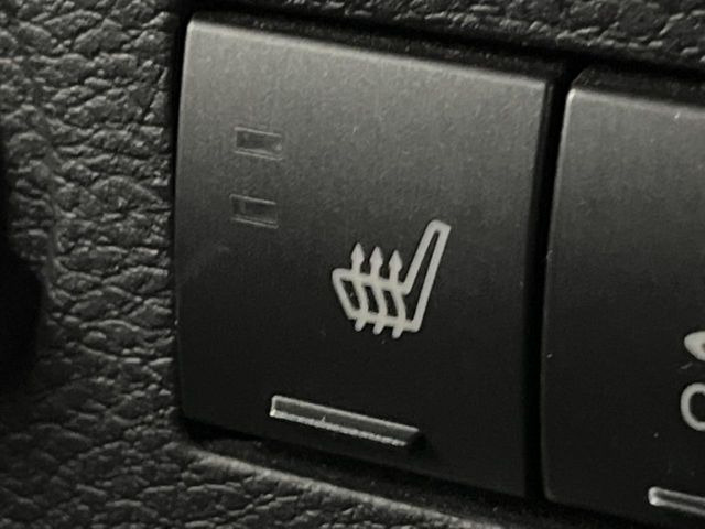 ●フロントシートヒーティング:運転席・助手席共に三段階で調節が可能なシートヒーターを装備しております。季節を問わず快適にご使用いただけます。