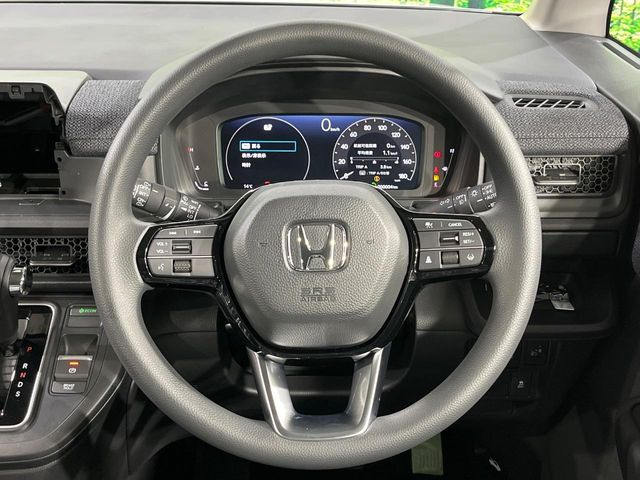 �C���e���A�ɍ��킹���f�U�C���̃X�e�A�����O�́A�^�]�������̂��Ƃ��l���A�^�]���₷���`��A�傫���ł��B�����x�A���ۂɐG���Ă��m���߂��������B