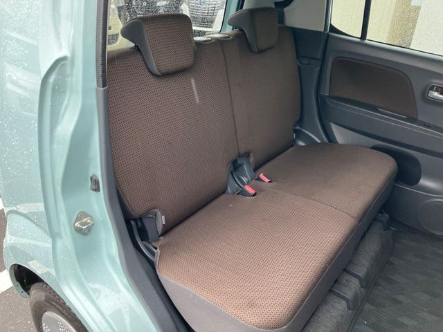 後部座席も気になるようなキズ・汚れやへたり等、大きなダメージはなく、良好な状態です。