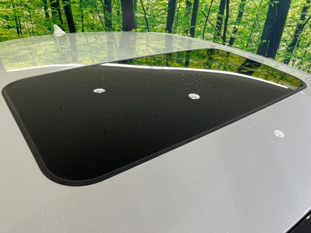 【サンルーフ】開放感たっぷりの希少装備、サンルーフが装着されています!車内に明かりを取り入れたり景色を楽しむ以外にも、車内の空気も簡単に換気できて快適です!