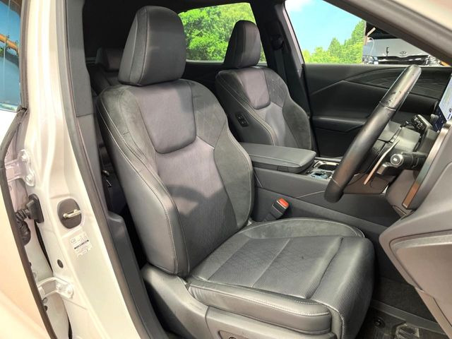 運転席シート廻りは使用感も少なく、良好な状態となっています。前オーナー様が丁寧に使っていたことがよくわかりますね。