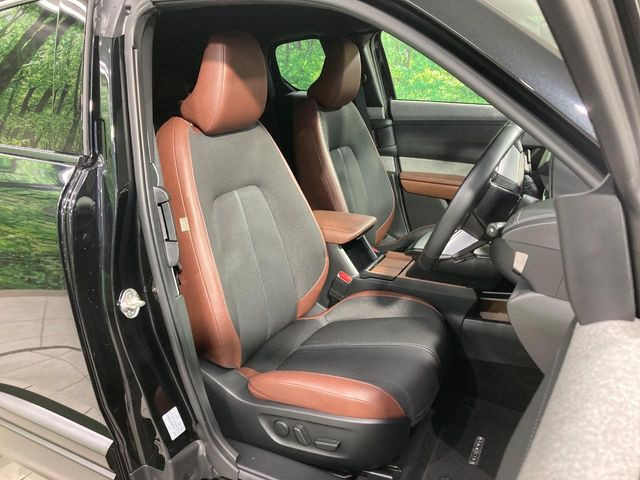 【ハーフレザーシート】高級感と座り心地を両立した人気のシート♪背面・座面のファブリック素材は、通気性の良さや滑りにくさに優れています。気温や服装に左右されず快適にお乗りいただけます。