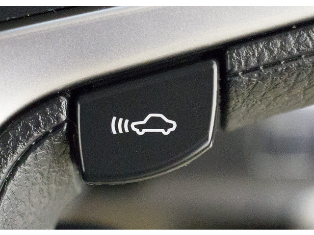 �Փˉ���x���^�v���N���b�V���Z�[�t�e�B�V�X�e�� �O���ɏo��������Q���ɑ΂��x��𔭂��A�h���C�o�[�Ɍx���B�����Ƀu���[�L�A�V�X�g�ɂ��Փˉ���Ƒ��x���y�����܂��B