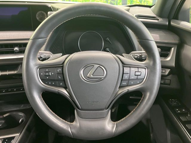 �C���e���A�ɍ��킹���f�U�C���̃X�e�A�����O�́A�^�]�������̂��Ƃ��l���A�^�]���₷���`��A�傫���ł��B�����x�A���ۂɐG���Ă��m���߂��������B