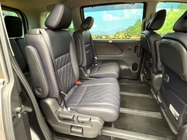 後部座席も気になるようなキズ・汚れやへたり等、大きなダメージはなく、良好な状態です。