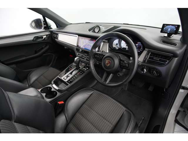 パノラマルーフやエアサスペンション等満足度の高いオプションが多数採用されており、リセールバリューにも期待できる仕様になっております。