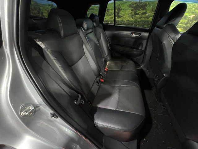 後部座席も気になるようなキズ・汚れやへたり等、大きなダメージはなく、良好な状態です。