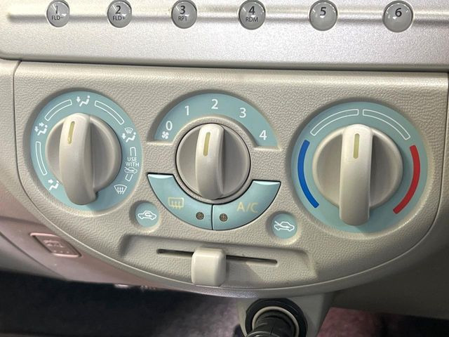 寒い冬も暑い夏も全席に快適な空調を届けてくれる、ダイヤル式エアコンを装備♪