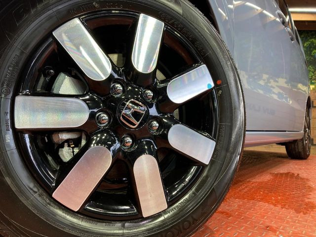 �y����15�C���`�A���~�z�C�[���z�O�ςɃ}�b�`���������A���~�z�C�[���𑕒����Ă���܂��B�e��ЊO�A���~�z�C�[����A�X�^�b�h���X�^�C�����戵�����Ă���܂��B���񂲑��k����������