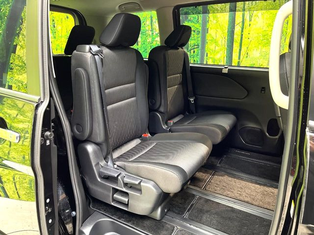 二列目中央はウォークスルーとなっております。二列目と三列目の移動や乗り降りがとっても楽になるので、乗り降りの際もストレスを感じることはありません♪