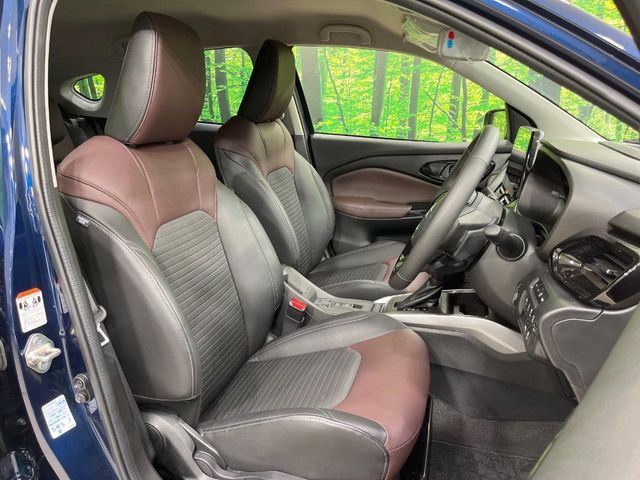 運転席まわりには十分なスペースがあり、大柄な方でもゆったり運転していただける環境です。