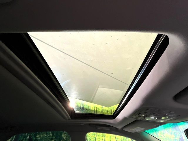 【サンルーフ】開放感たっぷりの希少装備、サンルーフが装着されています!車内に明かりを取り入れたり景色を楽しむ以外にも、車内の空気も簡単に換気できて快適です!