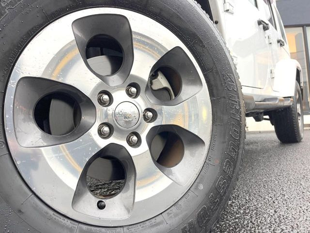 ●純正18インチアルミホイール:輸入車ならではの卓越した走りを支えるホイールと足回りです!日本車の走りに慣れている方にもぜひ体感して頂きたいほど、高いレベルでまとまっています!