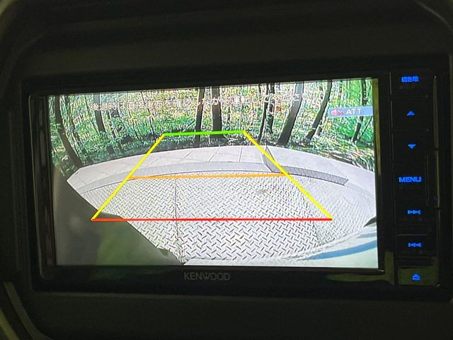 【バックカメラ】駐車時に後方がリアルタイム映像で確認できます。大型商業施設や立体駐車場での駐車時や、夜間のバック時に大活躍!運転スキルに関わらず、今や必須となった装備のひとつです!