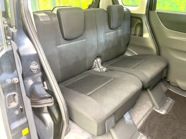 後部座席も気になるようなキズ・汚れやへたり等、大きなダメージはなく、良好な状態です。