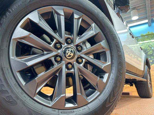 �y����20�C���`�A���~�z�C�[���z�O�ςɃ}�b�`���������A���~�z�C�[���𑕒����Ă���܂��B�e��ЊO�A���~�z�C�[����A�X�^�b�h���X�^�C�����戵�����Ă���܂��B���񂲑��k����������