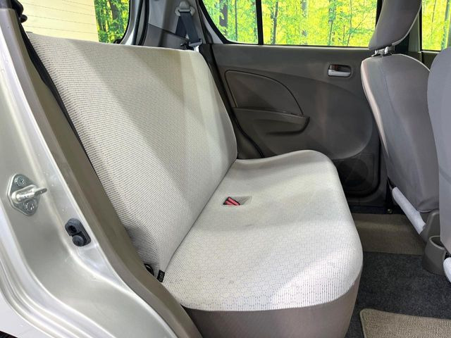 後部座席も気になるようなキズ・汚れやへたり等、大きなダメージはなく、良好な状態です。