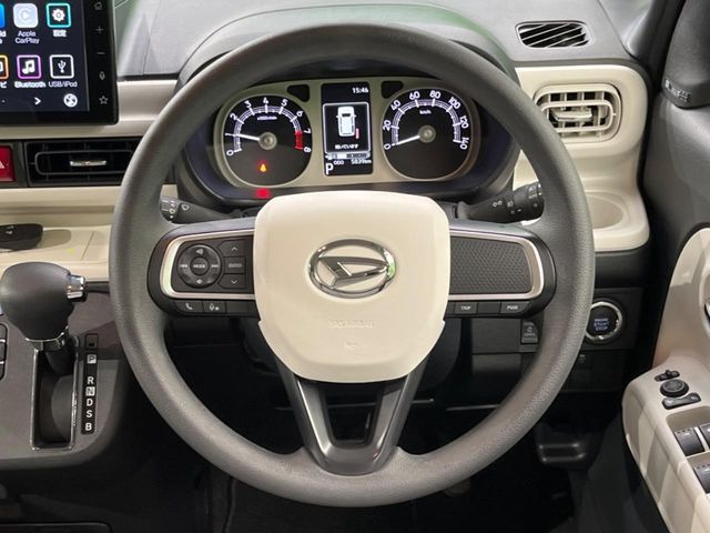 �C���e���A�ɍ��킹���f�U�C���̃X�e�A�����O�́A�^�]�������̂��Ƃ��l���A�^�]���₷���`��A�傫���ł��B�����x�A���ۂɐG���Ă��m���߂��������B