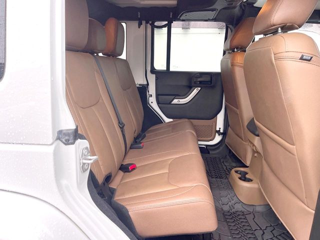 ●後部座席も気になるようなキズ・汚れやへたり等、大きなダメージはなく、良好な状態です。