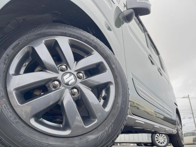 �y�����A���~�z�C�[���z�O�ςɃ}�b�`���������A���~�z�C�[���𑕒����Ă���܂��B�e��ЊO�A���~�z�C�[����A�X�^�b�h���X�^�C�����戵�����Ă���܂��B���񂲑��k����������