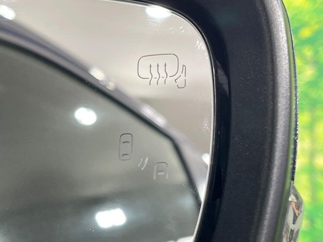 【ブラインドスポットモニター】走行中、ドアミラーの死角になりやすい箇所に後続車が接近するとサイドミラー付近に警告を表示、ドライバーに注意喚起をしてくれます。