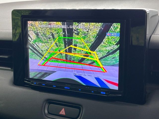【バックカメラ】駐車時に後方がリアルタイム映像で確認できます。大型商業施設や立体駐車場での駐車時や、夜間のバック時に大活躍!運転スキルに関わらず、今や必須となった装備のひとつです!