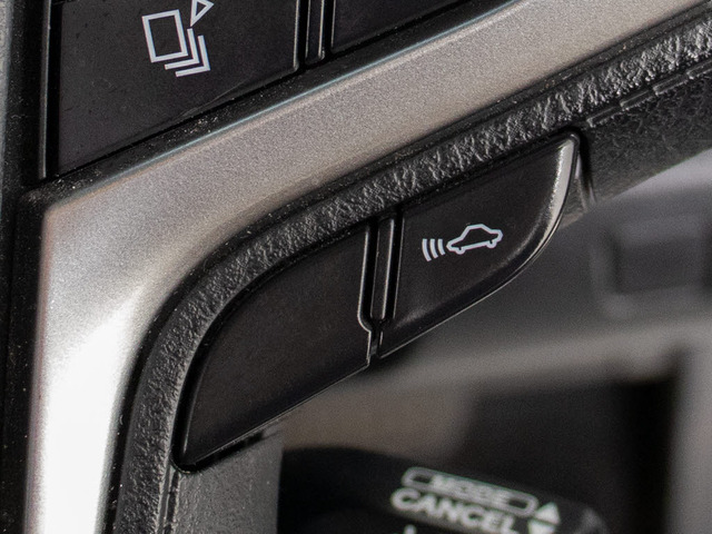 衝突回避支援型プリクラッシュセーフティシステム 前方に出現した障害物に対し警報を発し、ドライバーに警告。同時にブレーキアシストにより衝突回避と速度を軽減します。