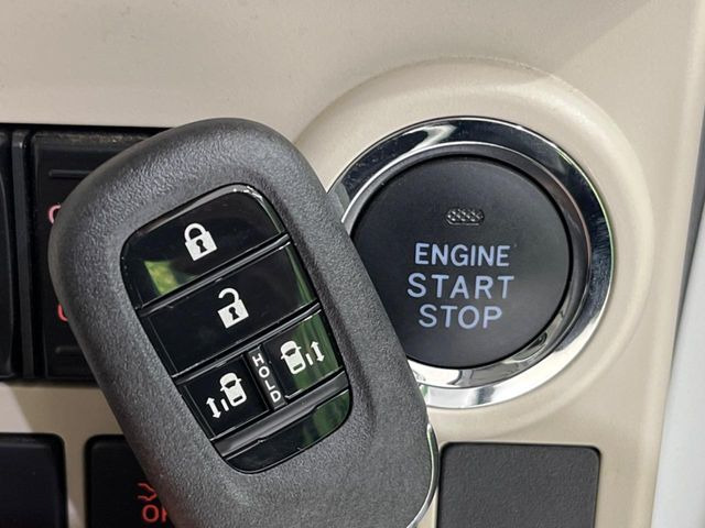 【キーフリーシステム】カバンやポケットに入れたままでもドアの施錠・解錠が可能なスマートキーを装備。エンジンのオン・オフ時もカギを取り出す必要が無いからとっても便利です♪