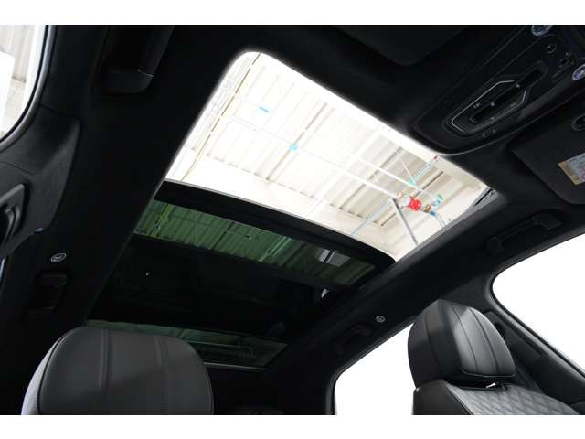 550馬力を誇る4.0リッターV8ツインターボエンジンを搭載し0-100km/hまでわずか4.5秒、最 高速度290km/h