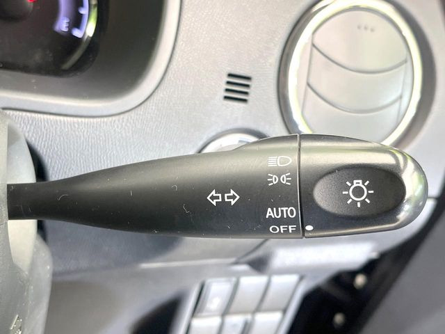 【オートライト】周りの明るさに応じて自動でヘッドライトの点灯・消灯ができる機能です!ライトの付け忘れ・消し忘れなどが無くなり、雨の日や夕方の走行も安心!トンネル通過時も便利ですね♪