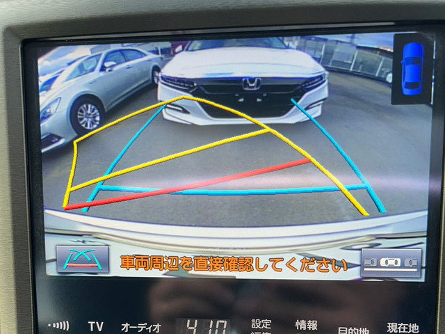 カラーバックカメラが付いています!バックにギアを入れると、後方視界が自動的にマルチ画面に映し出されます!夜も明るく見えますので、すごく便利!!一度使うとカメラ無しには乗りたくない程!