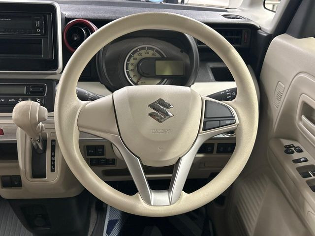 �C���e���A�ɍ��킹���f�U�C���̃X�e�A�����O�́A�^�]�������̂��Ƃ��l���A�^�]���₷���`��A�傫���ł��B�����x�A���ۂɐG���Ă��m���߂��������B